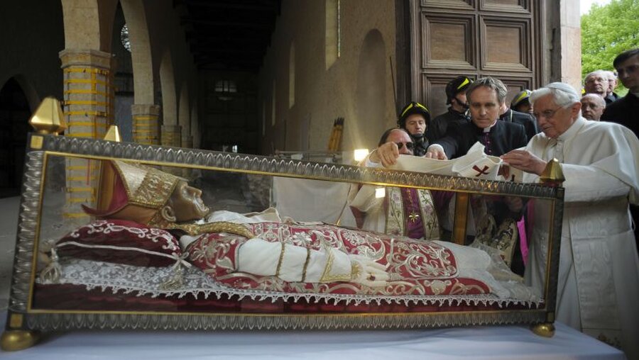 Papst Benedikt XVI. im Jahr 2009 in Aquila / © Vatican Media (KNA)