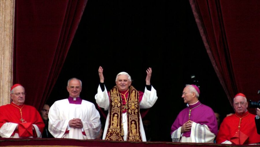 Papst Benedikt XVI. nach seiner Wahl / © Wolfgang Radtke (KNA)