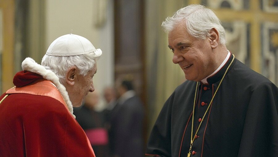 Papst em. Benedikt XVI. und Kardinal Gerhard Ludwig Müller im Jahr 2014 / © Paul Haring (KNA)