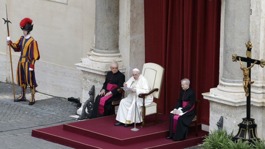 Papst Franziskus (2.v.r) leitet die Generalaudienz im Damasiushof / © Andrew Medichini (dpa)