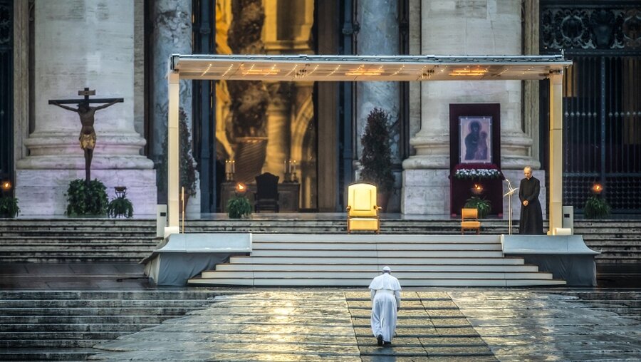 Papst Franziskus allein auf dem Petersplatz  / © Stefano Dal Pozzolo (KNA)
