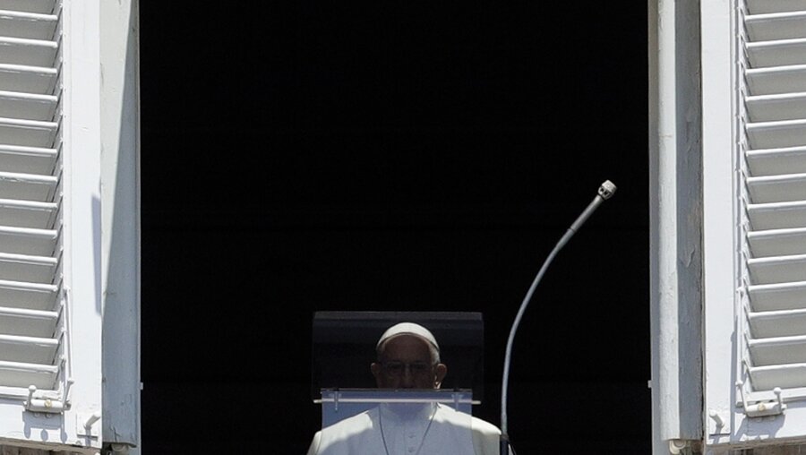Papst Franziskus am Atelierfenster vor dem Angelus-Mittagsgebet.  / © Gregorio Borgia (dpa)