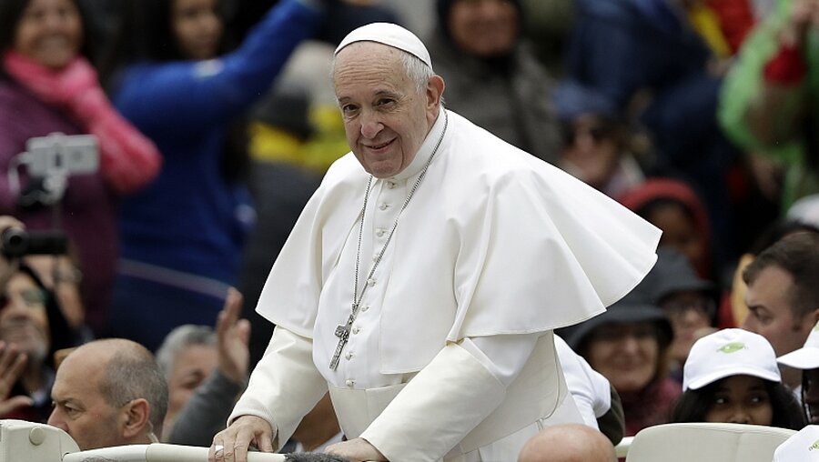 Papst Franziskus auf seinem Papamobil  / © Andrew Medichini (dpa)