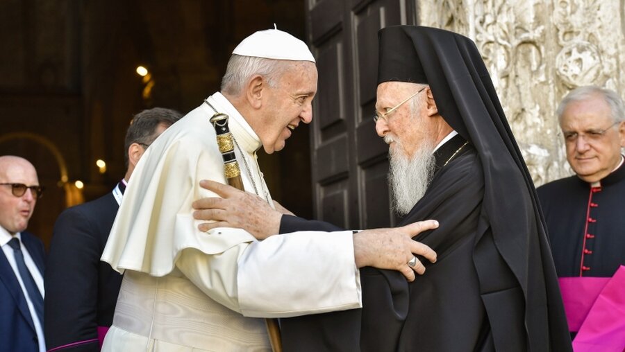 Papst Franziskus begrüßt Bartholomaios I., griechisch-orthodoxer Patriarch von Konstantinopel und Ehrenoberhaupt der Weltorthodoxie / © Vatican Media (KNA)
