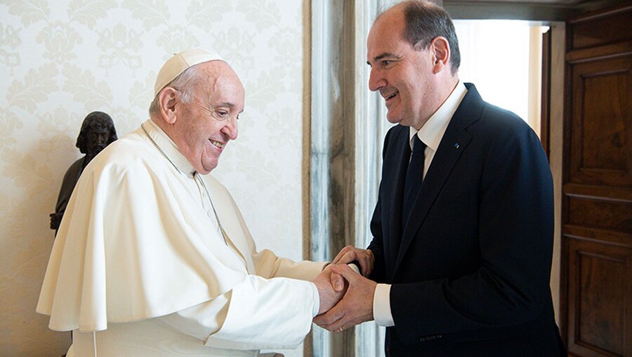 Papst Franziskus begrüßt den französischen Premierminister Jean Castex / © Vatican Media (dpa)