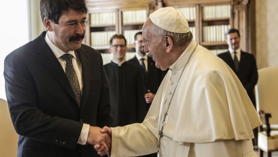 Papst Franziskus begrüßt den ungarischen Präsidenten Janos Ader / © Vatican Media (KNA)