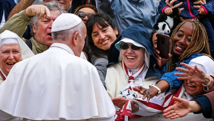 Papst Franziskus begrüßt Menschen bei der Generalaudienz (Archiv) / © Paul Haring (KNA)