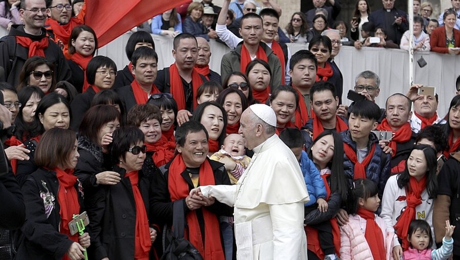Papst Franziskus begrüßt nach der Generalaudienz eine Gruppe Gläubige aus China / © Gregorio Borgia (dpa)