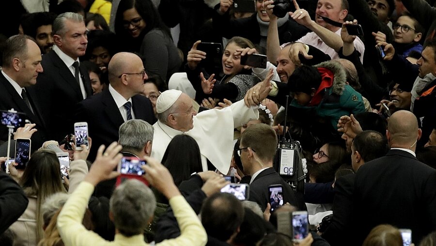 Papst Franziskus bei der Generalaudienz / © Alessandra Tarantino (dpa)