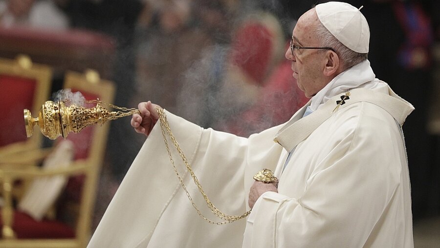 Papst Franziskus bei der Neujahrsmesse in der St. Peters Basilika im Vatikan / © Andrew Medicchini (dpa)