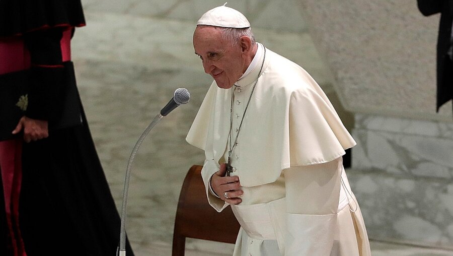 Papst Franziskus bei einer Audienz im Vatikan / © Alessandra Tarantino (dpa)
