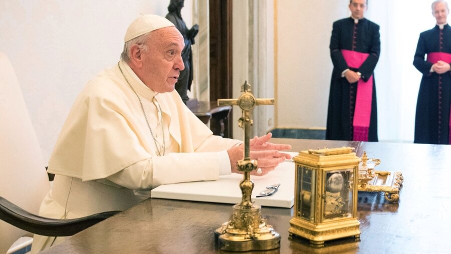 Papst Franziskus bei einer Audienz im Vatikan / © Guido Bergmann (dpa)