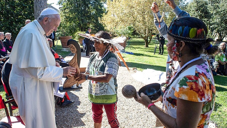 Papst Franziskus bei einer Zeremonie mit Indigenen aus dem Amazonasgebiet / © Vatican Media (KNA)