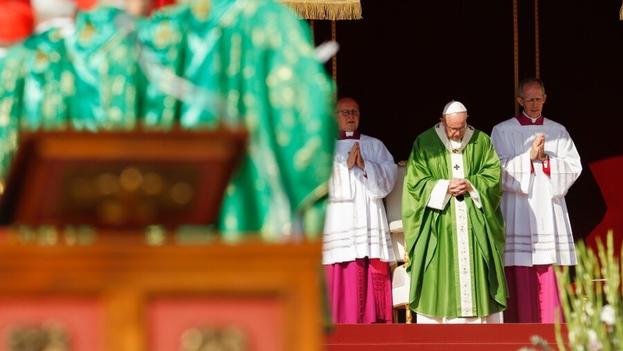 Papst Franziskus bei Eröffnungsgottesdienst der Synode / © Paul Haring (KNA)