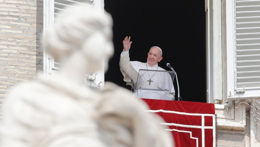 Papst Franziskus beim Angelus-Gebet / © Alessandra Tarantino (dpa)