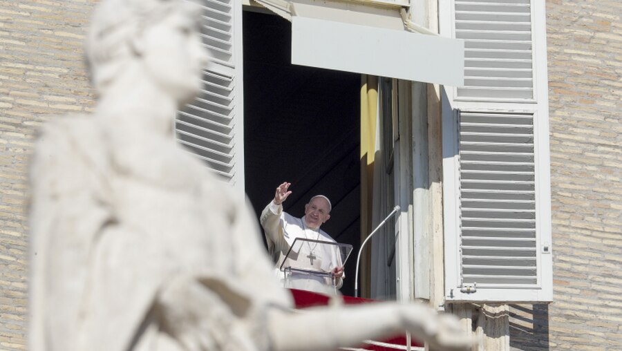 Papst Franziskus beim Angelusgebet am Fest der Taufe des Herrn / © Andrew Medichini (dpa)
