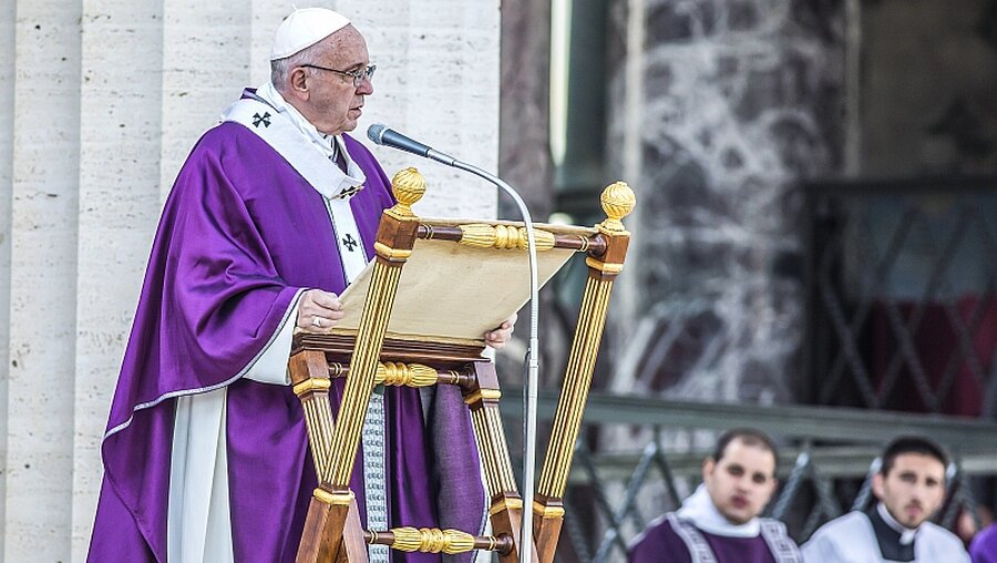 Papst Franziskus beim Gottesdienst / © Stefano Dal Pozzolo (KNA)