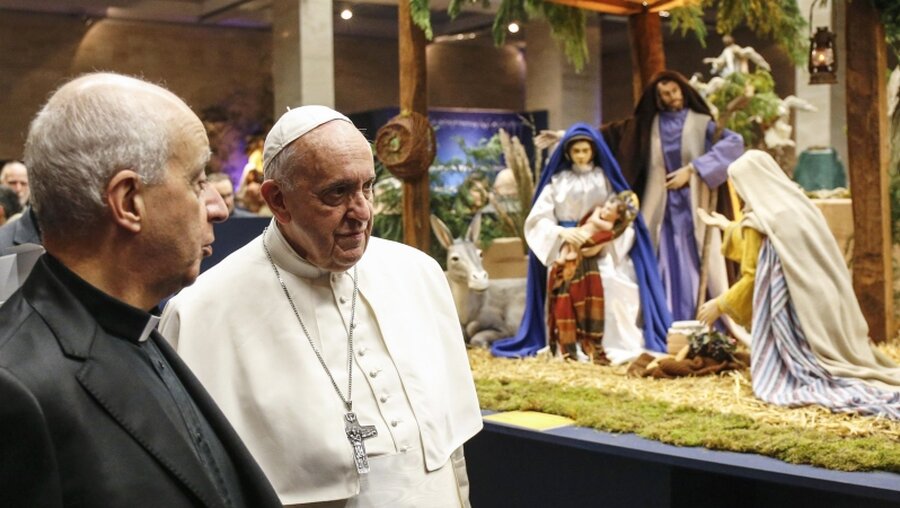 Papst Franziskus besucht Krippenausstellung / © Fabio Frustaci (dpa)