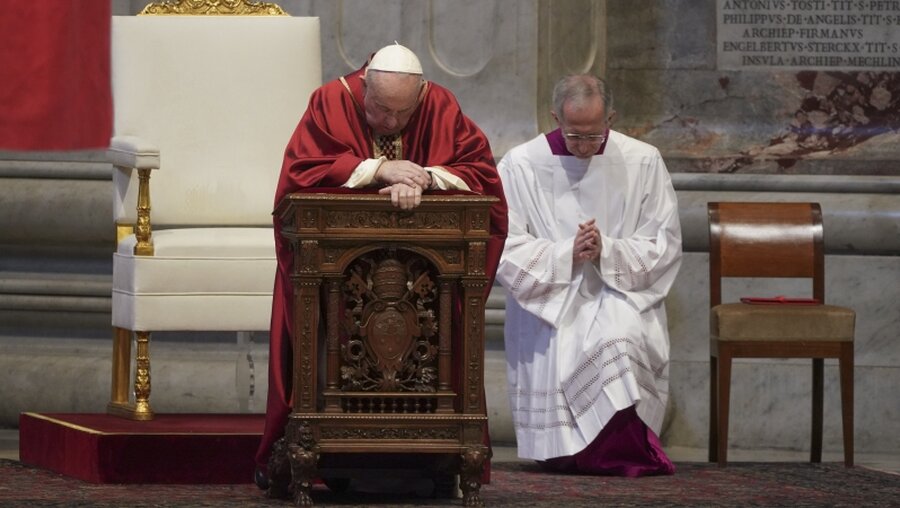 Papst Franziskus betet im fast leeren Petersdom / © Andrew Medichini (dpa)