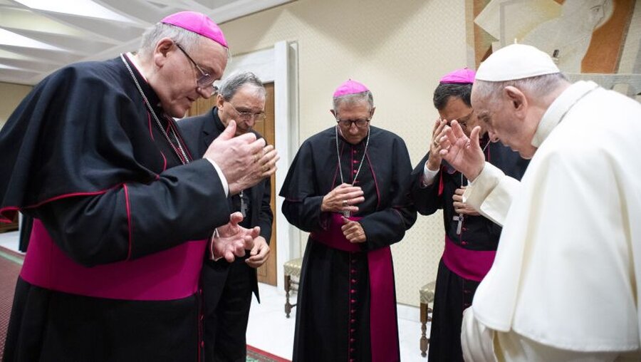 Papst Franziskus betet mit französischen Bischöfen für die Opfer von Missbrauch durch Geistliche / © Vatican Media/Romano Siciliani (KNA)