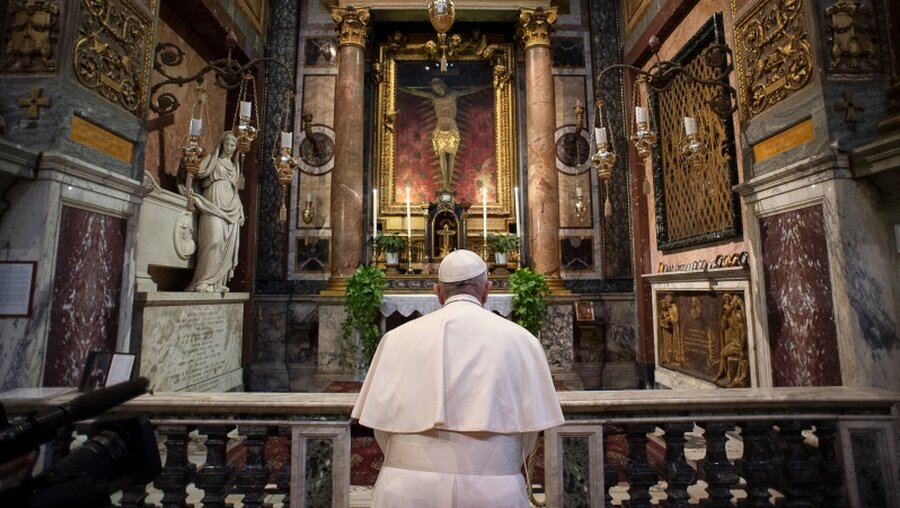 Papst Franziskus betet vor dem Pestkreuz / © Vatican Media/Romano Siciliani (KNA)
