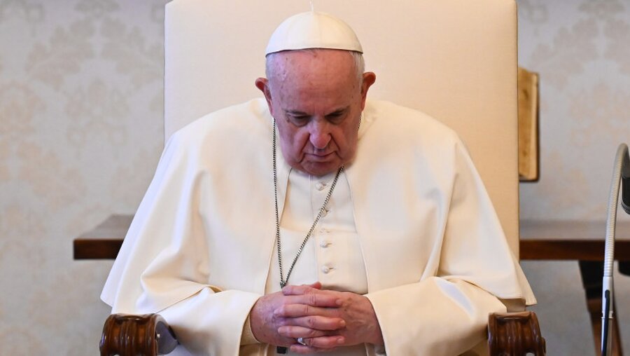 Papst Franziskus betet während der Generalaudienz am 14. April 2021 in der Apostolischen Bibliothek im Vatikan / © Vatican Media (KNA)