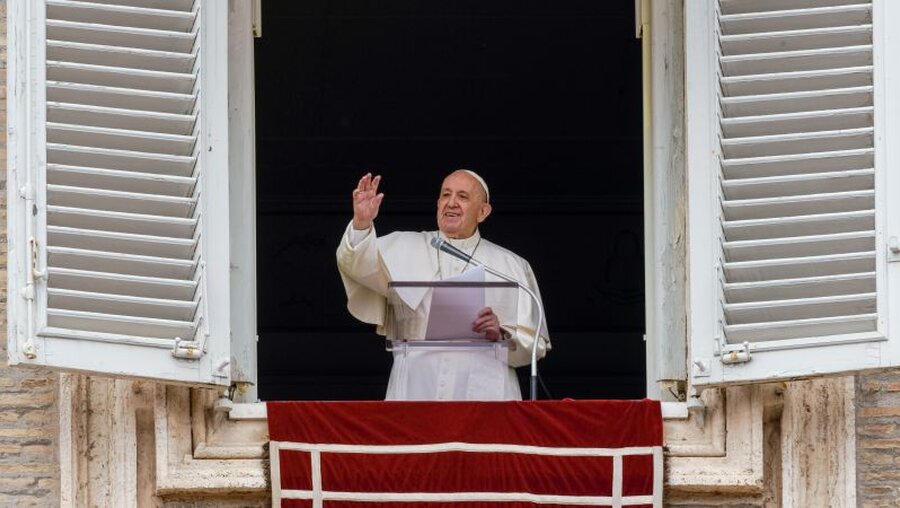 Papst Franziskus blickt auf den Petersplatz und spricht das Mittagsgebet / © Gregorio Borgia/AP (dpa)