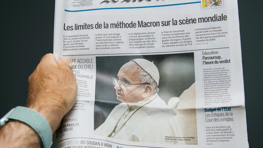 Papst Franziskus in einer französischen Tageszeitung / © Hadrian (shutterstock)