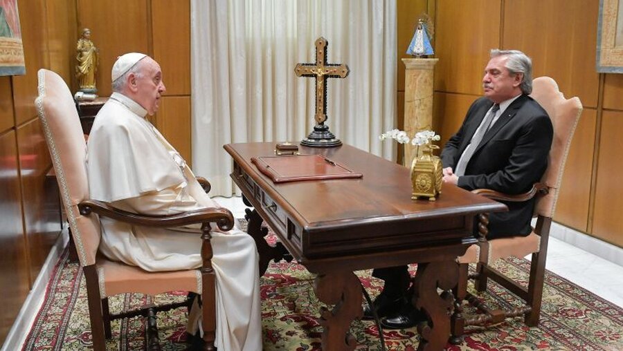 Papst Franziskus empfängt Argentiniens ehemaligen Präsidenten Alberto Fernandez (Archiv-Foto) / © Vatican Media/Romano Siciliani (KNA)
