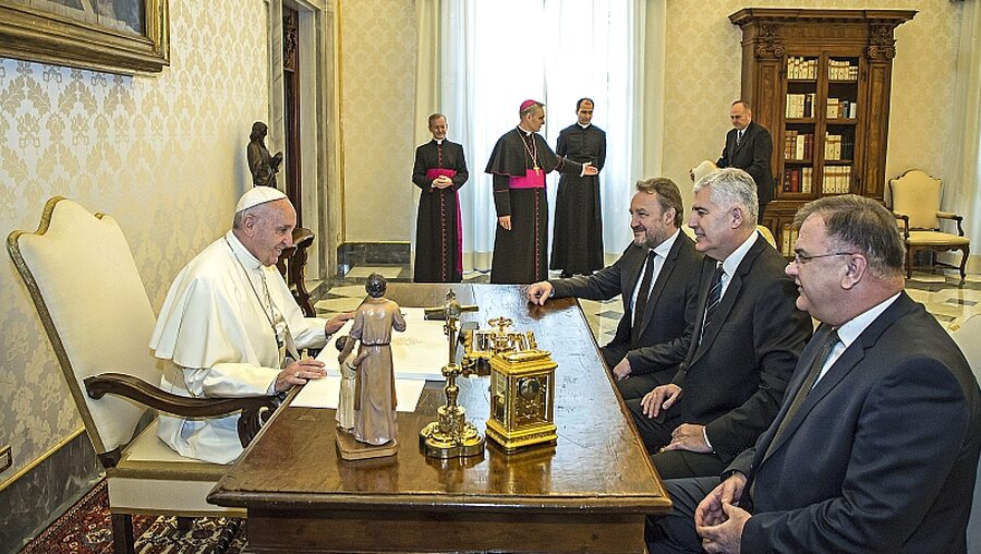 Papst Franziskus empfängt die drei Mitglieder des Staatspräsidiums von Bosnien und Herzegowina / © Stefano dal Pozzolo/Pool Vatican/Romano Siciliani (KNA)