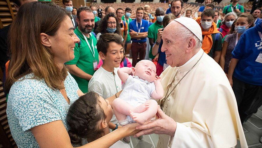 Papst Franziskus empfängt eine Delegation des internationalen Vereins "Lazarus" / © Vatican Media/Romano Siciliani (KNA)