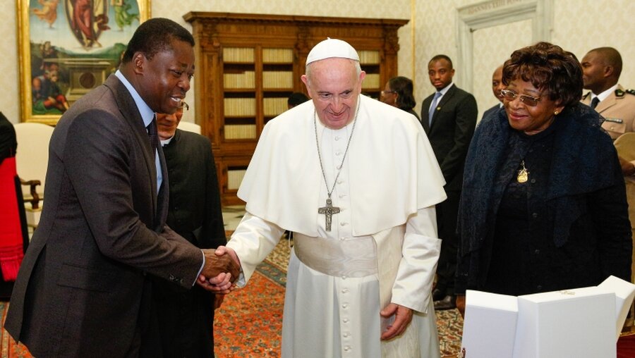 Papst Franziskus empfängt Faure Essozimna Gnassingbe (l.), Präsident der Republik Togo / © Vatican Pool/Romano Siciliani (KNA)