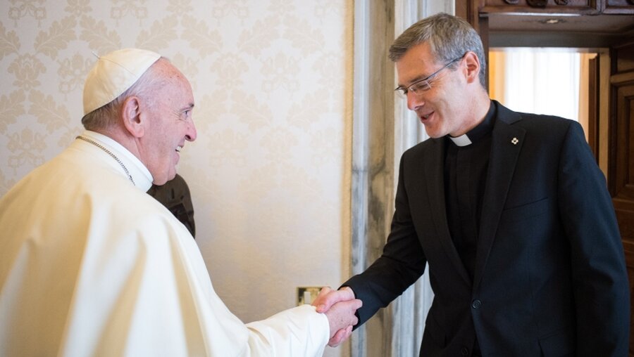 Papst Franziskus empfängt Heiner Wilmer, ernannter Bischof von Hildesheim / © Osservatore Romano (KNA)