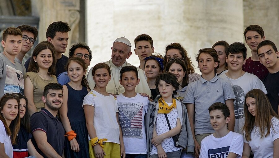Ein Gruppenfoto mit Franziskus darf natürlich nicht fehlen / © Paolo Galosi/Romano Siciliani (KNA)