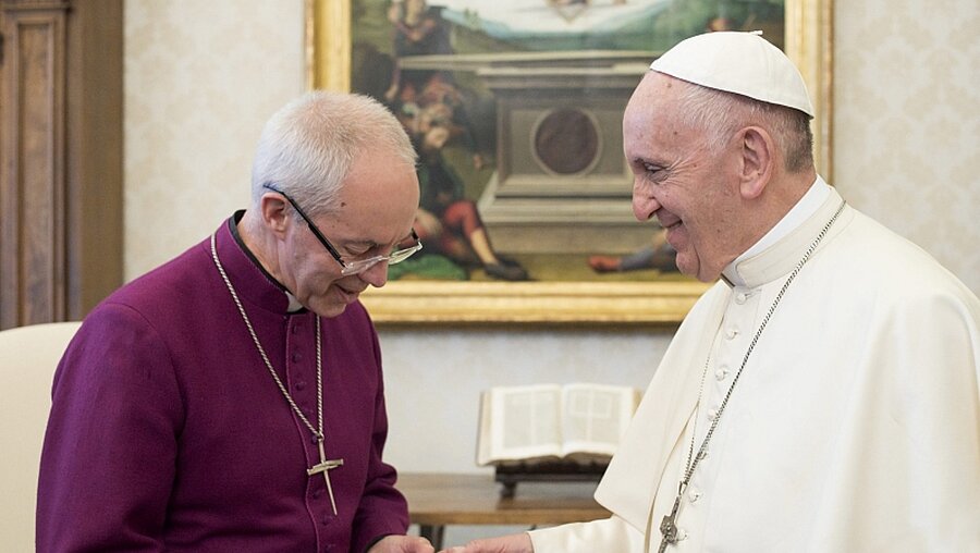 Papst Franziskus empfängt Justin Welby  / © Osservatore Romano (KNA)