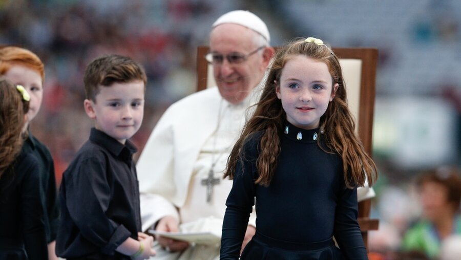 Papst Franziskus empfängt Kinder beim Weltfamilientreffen im Croke Park Stadium / © Paul Haring (KNA)