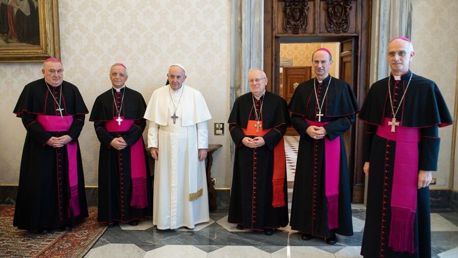 Papst Franziskus empfängt Mitglieder des Präsidiums der Italienischen Bischofskonferenz (CEI) / © Vatican Media/Romano Siciliani (KNA)