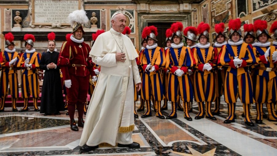 Franziskus mit neuen Rekruten der Schweizergarde / © Osservatore Romano (KNA)
