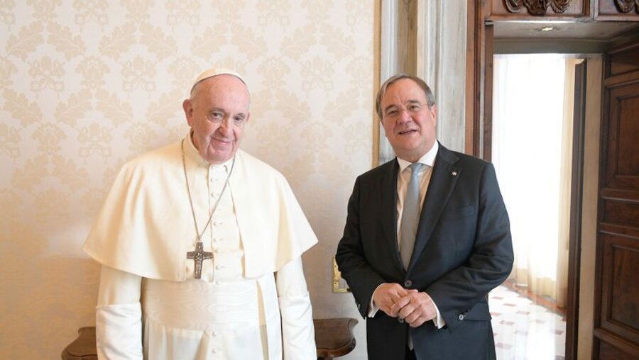 Papst Franziskus empfängt NRW-Ministerpräsident Laschet / © Staatskanzlei NRW (dpa)