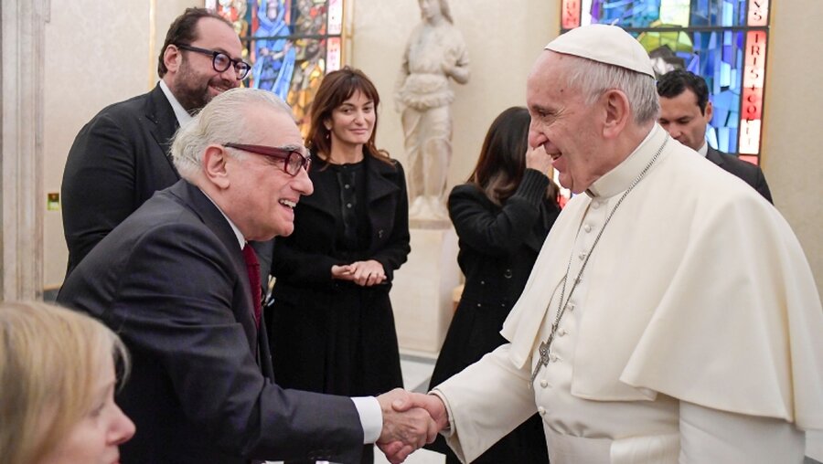 Papst Franziskus empfängt Regisseur Martin Scorsese in einer Privataudienz 2016 / © Romano Siciliani (KNA)