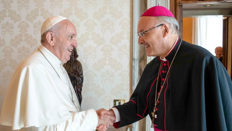 Papst Franziskus (l.) mit Bischof Rudolf Voderholzer (Archiv) / © Vatican Media/Romano Siciliani (KNA)