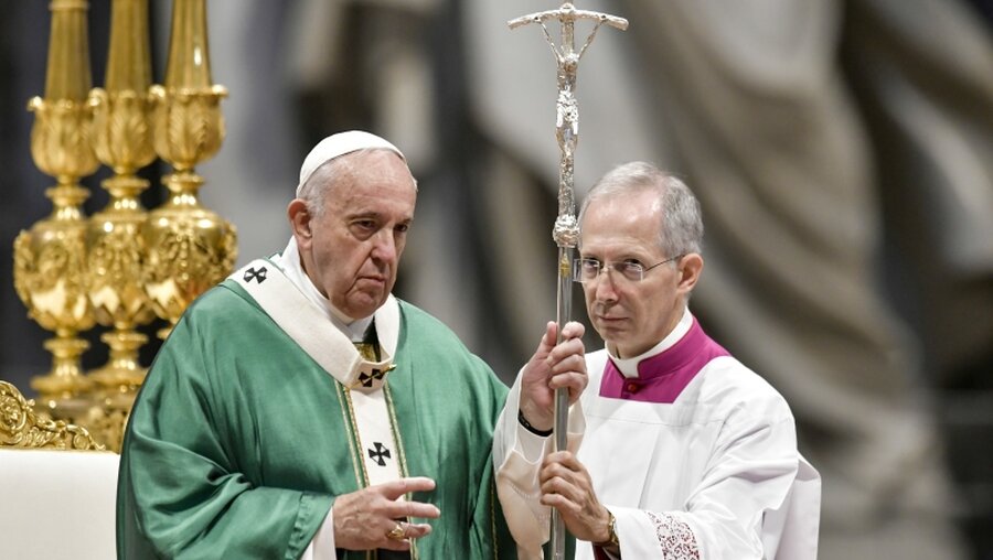 Fast immer an der Seite von Papst Franzikus: Guido Marini / © Cristian Gennari/Romano Siciliani (KNA)