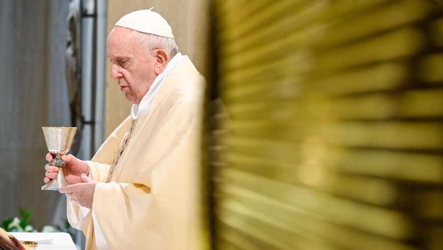 Papst Franziskus erhebt den Kelch bei einem Gottesdienst ohne Teilnehmer in der Kapelle Sanctae Marthae am 23. April 2020 im Vatikan. / © Vatican Media/Romano Siciliani (KNA)