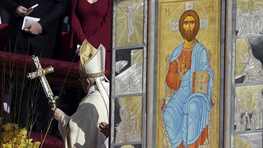 Papst Franziskus feiert auf dem Petersplatz die Ostermesse und spendet anschließen den Segen "Urbi et Orbi" / © Gregorio Borgia (dpa)