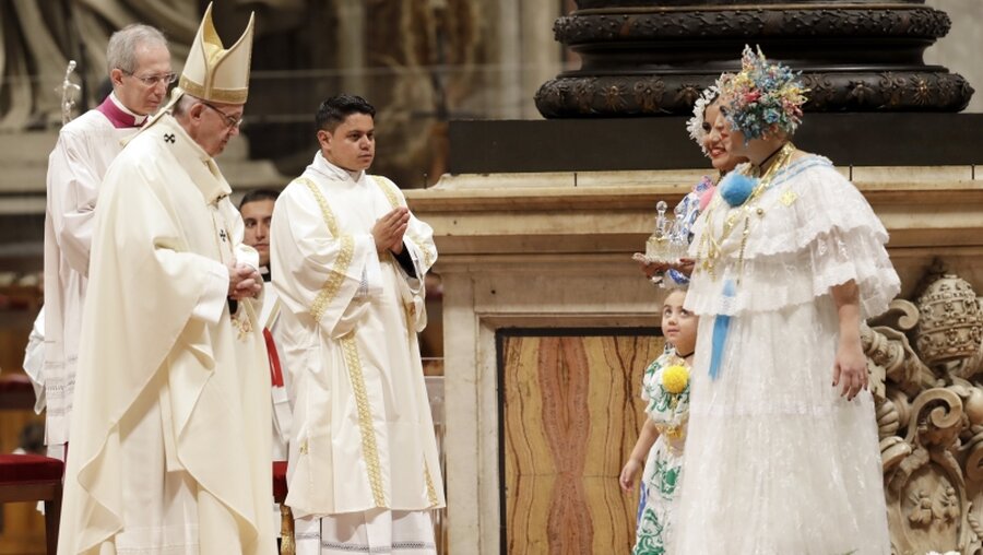 Papst Franziskus feiert die Jungfrau von Guadalupe / © Andrew Medichini (dpa)