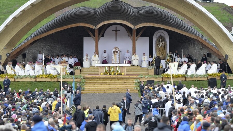 Papst Franziskus feiert eine Messe in Sumuleu Ciru / © Andreea Alexandru (dpa)