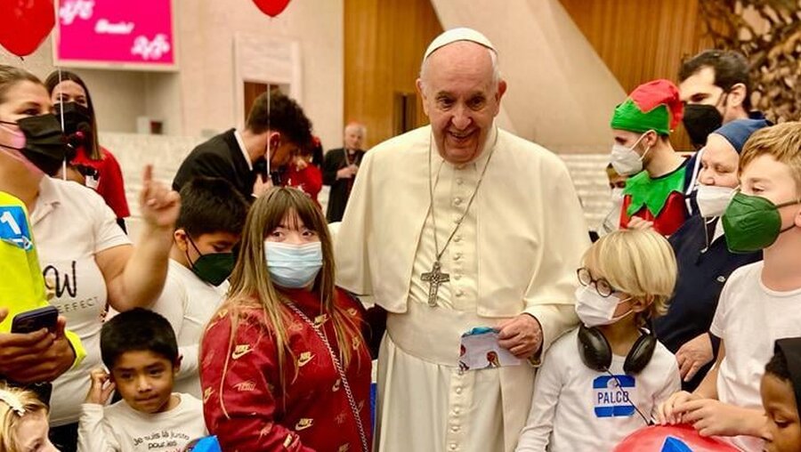 Papst Franziskus feiert Geburtstag mit den kleinen Patienten der Kinder-Ambulanz (VN)