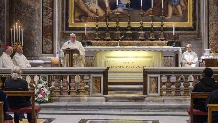 Papst Franziskus feiert Messe am Grab des heiligen Johannes Paul II. im Petersdom / © Vatican Media/Romano Siciliani (KNA)
