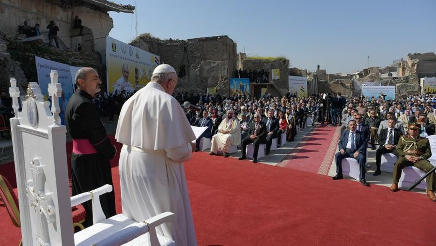 Papst Franziskus gedenkt in einer Zeremonie der Kriegsopfer in Mossul / © Vatican Media/Romano Siciliani (KNA)