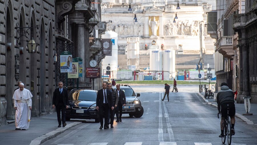 Papst Franziskus geht im Gebet mit Sicherheitsbeamten die Via del Corso entlang in Rom / © Vatican Media/Romano Siciliani (KNA)